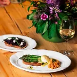 Monastery Garden Bistro & ベッド・アンド・ブレックファスト