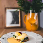 ベッド・アンド・ブレックファスト Monastery Garden Bistro & 4*