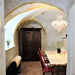 ベッド・アンド・ブレックファスト Monastery Garden Bistro &