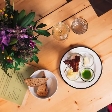 فندق مبيت وإفطار Monastery Garden Bistro &