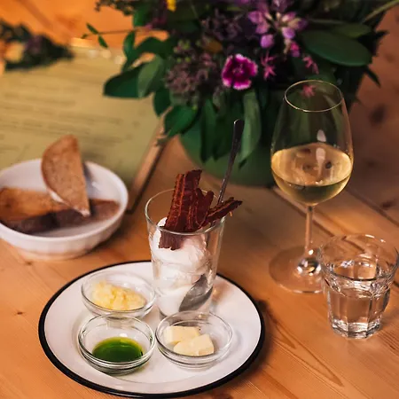Monastery Garden Bistro & Nocleg ze śniadaniem 4*