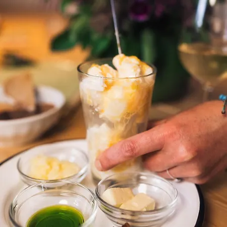 Alojamento de Acomodação e Pequeno-almoço Monastery Garden Bistro & 4*