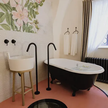 住宿加早餐酒店 Monastery Garden Bistro &