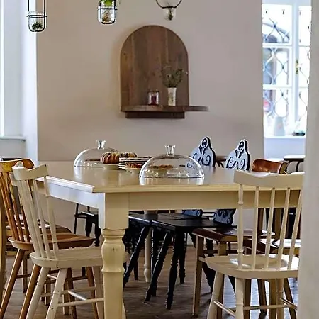 住宿加早餐酒店 Monastery Garden Bistro &