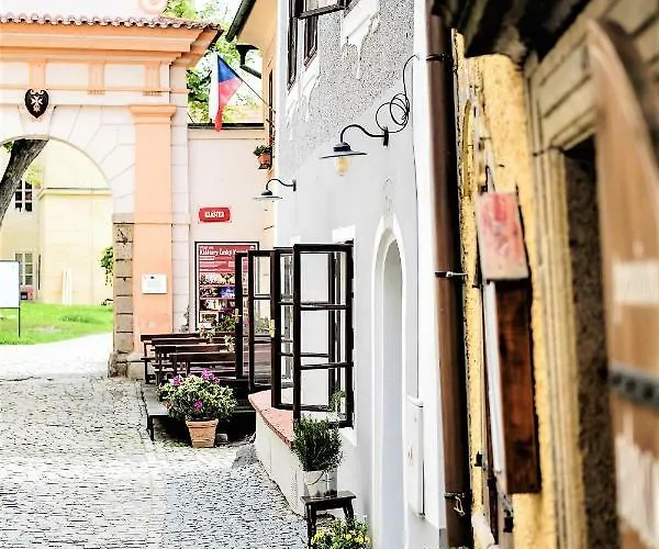 Panzió Monastery Garden Bistro &